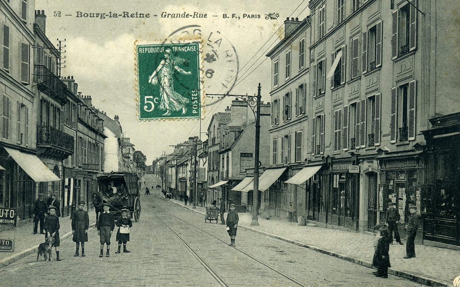 Photos et carte postales anciennes de BourglaReine Mairie de Bourg