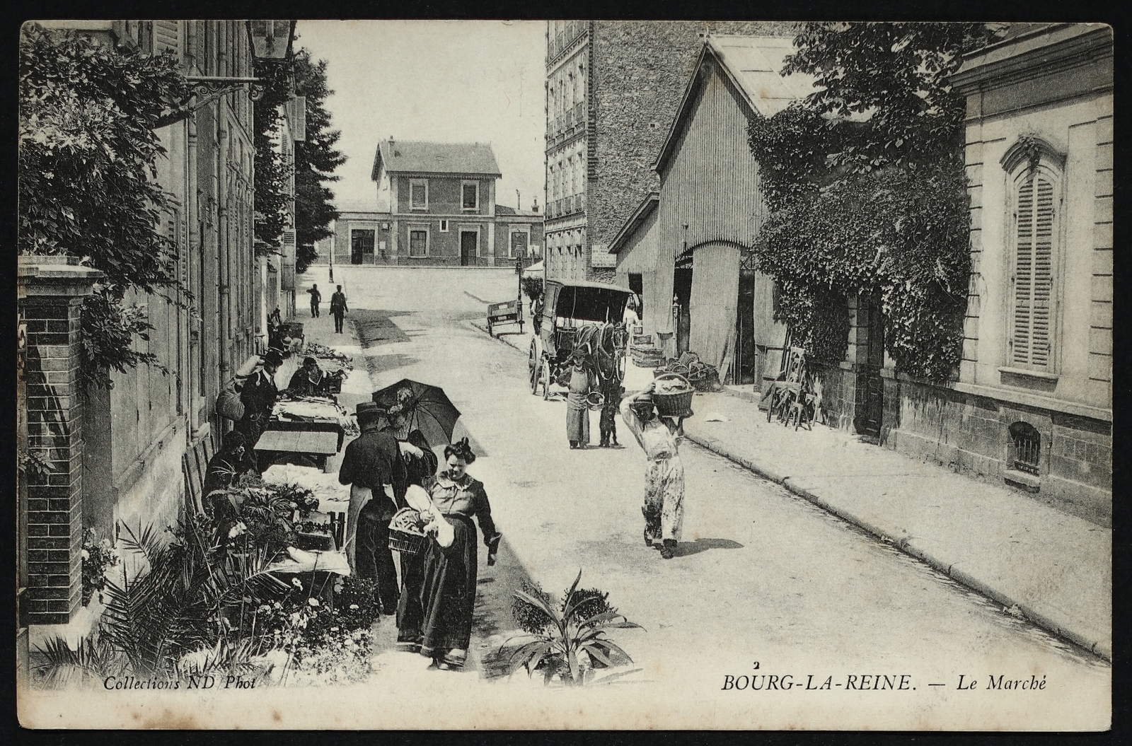 Photos et carte postales anciennes de BourglaReine Mairie de Bourg
