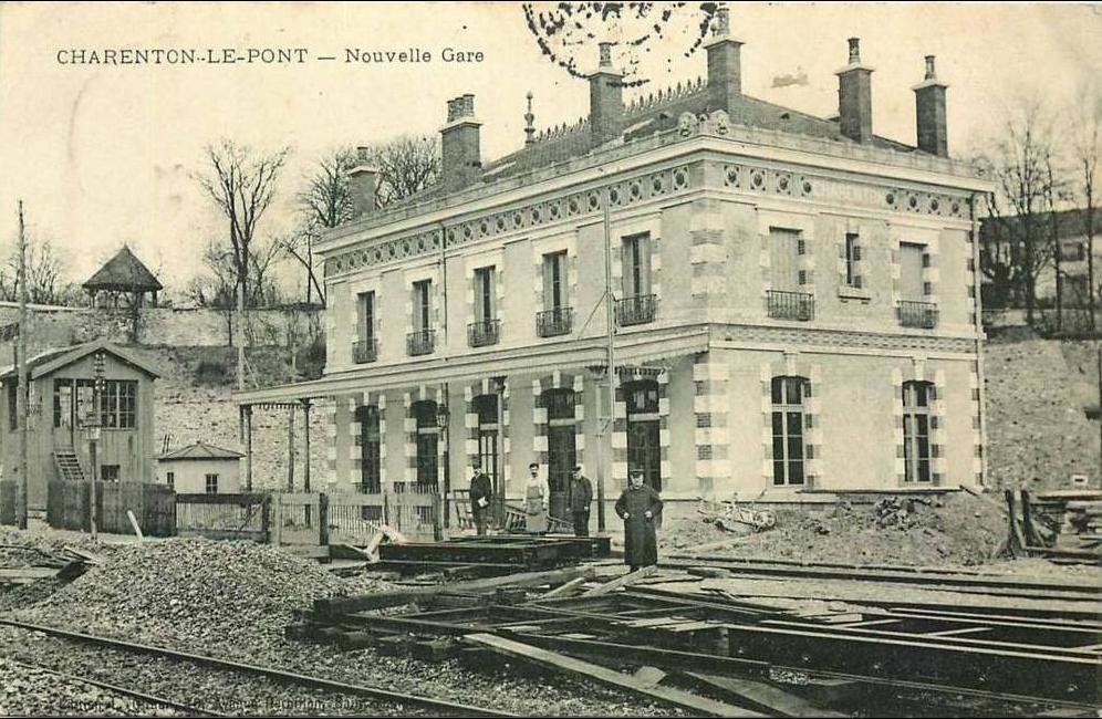 Photos et carte postales anciennes de CharentonlePont Mairie de