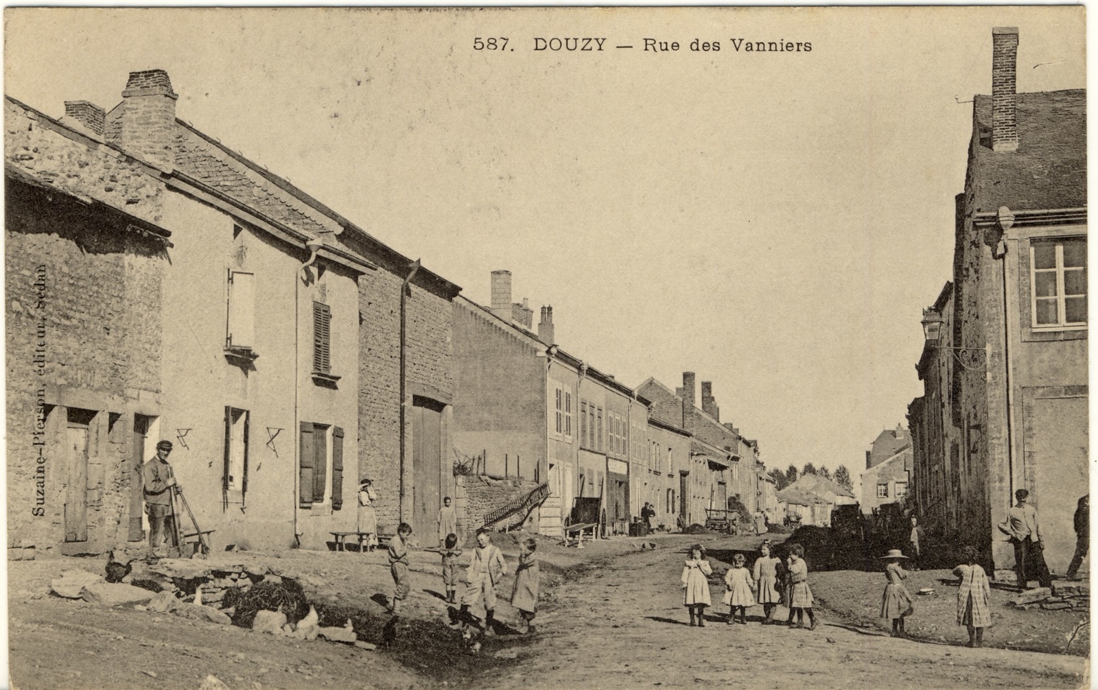 Photos et carte postales anciennes de Douzy Mairie de Douzy et sa ville