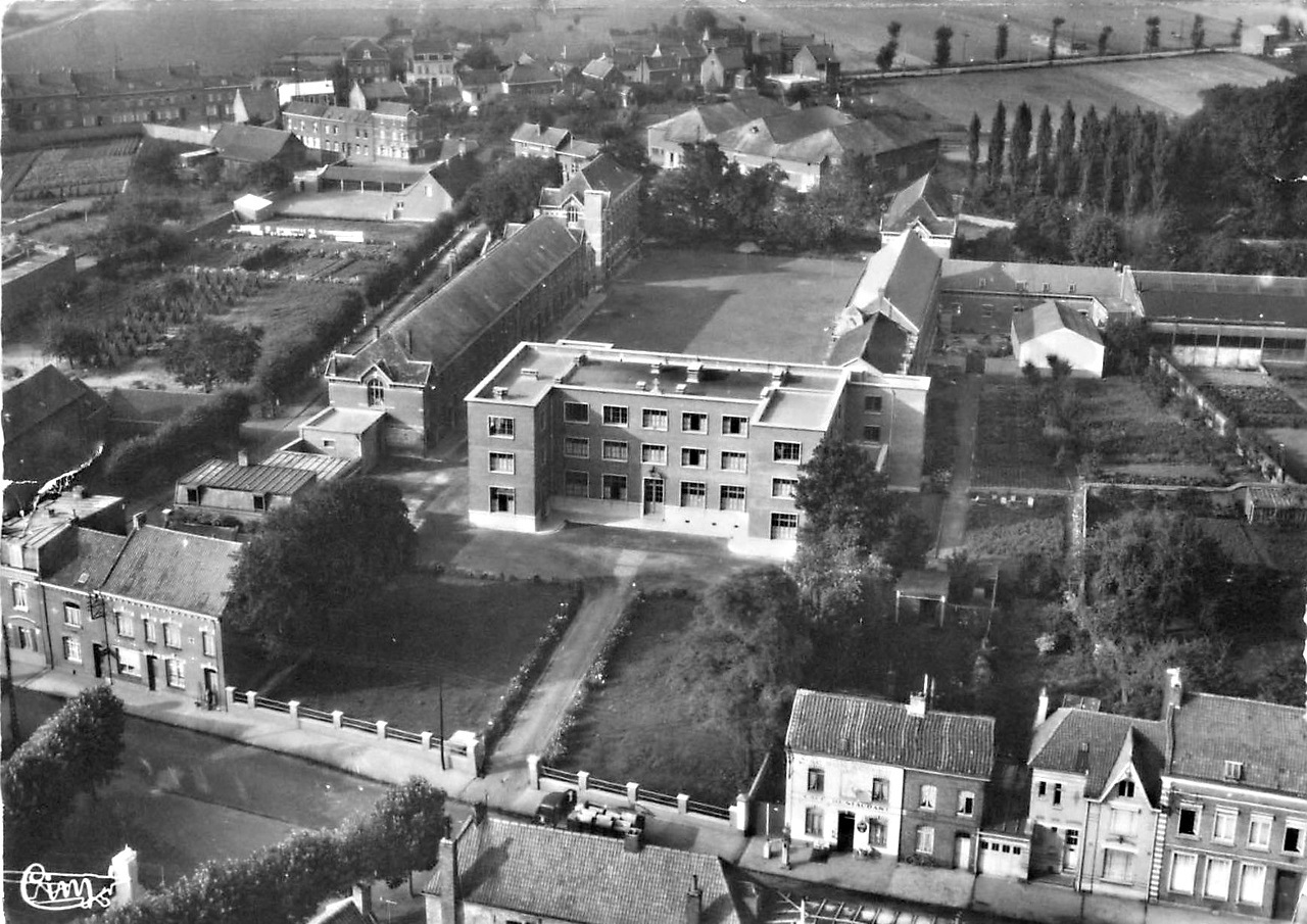 Photos et carte postales anciennes de FournesenWeppes Mairie de