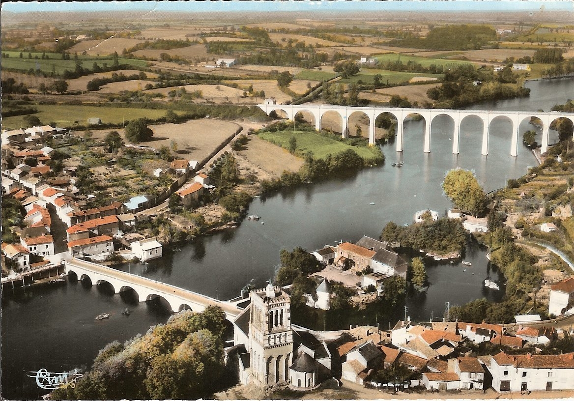 Photos et carte postales anciennes de l'IsleJourdain, la Mairie de l