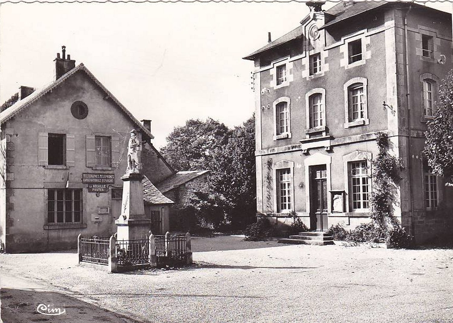 Photos et carte postales anciennes de la Nouaille Mairie de la