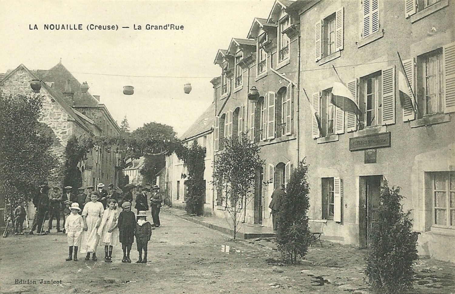 Photos et carte postales anciennes de la Nouaille Mairie de la