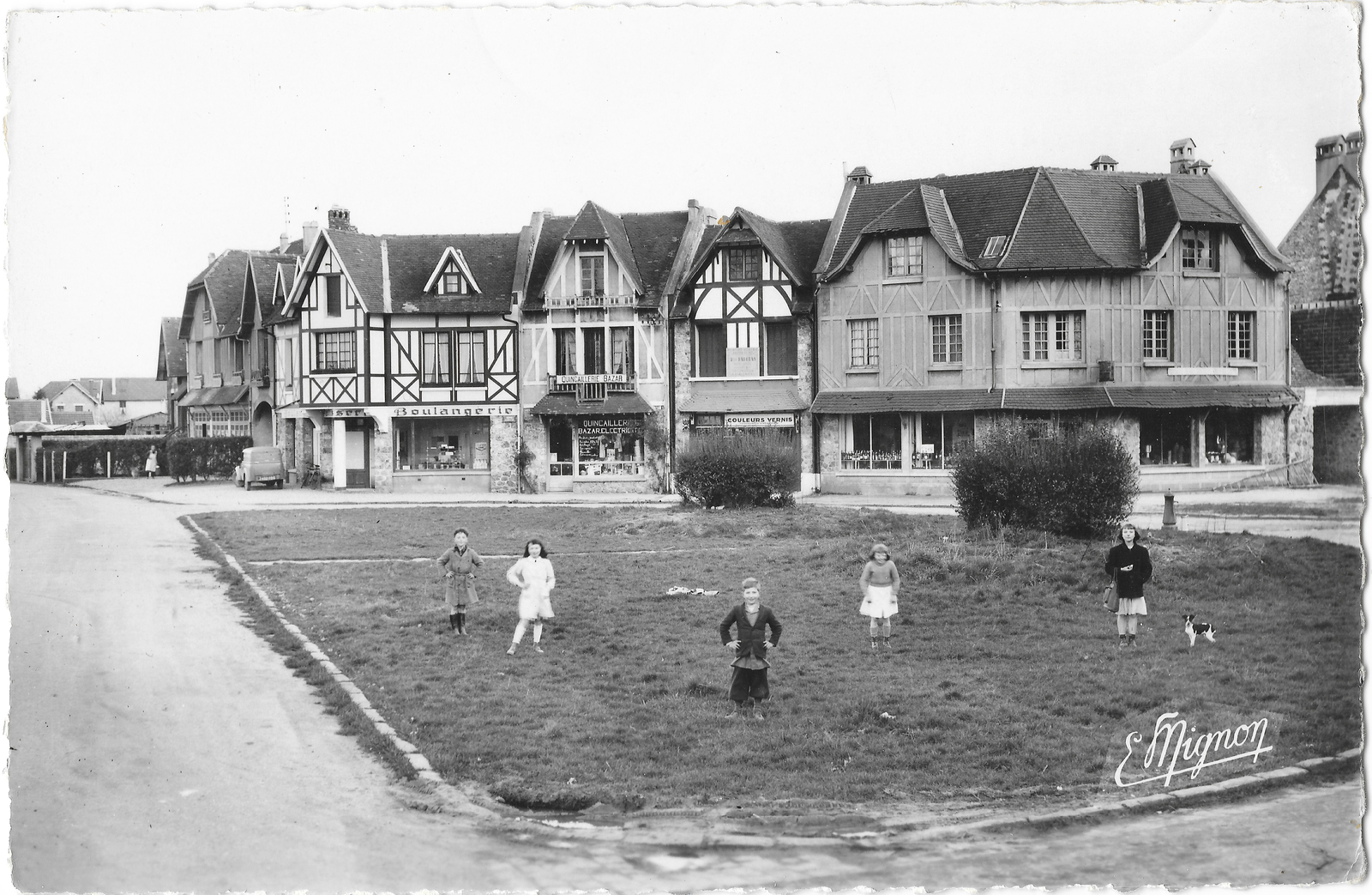 Photos et carte postales anciennes du MesnilSaintDenis Mairie du