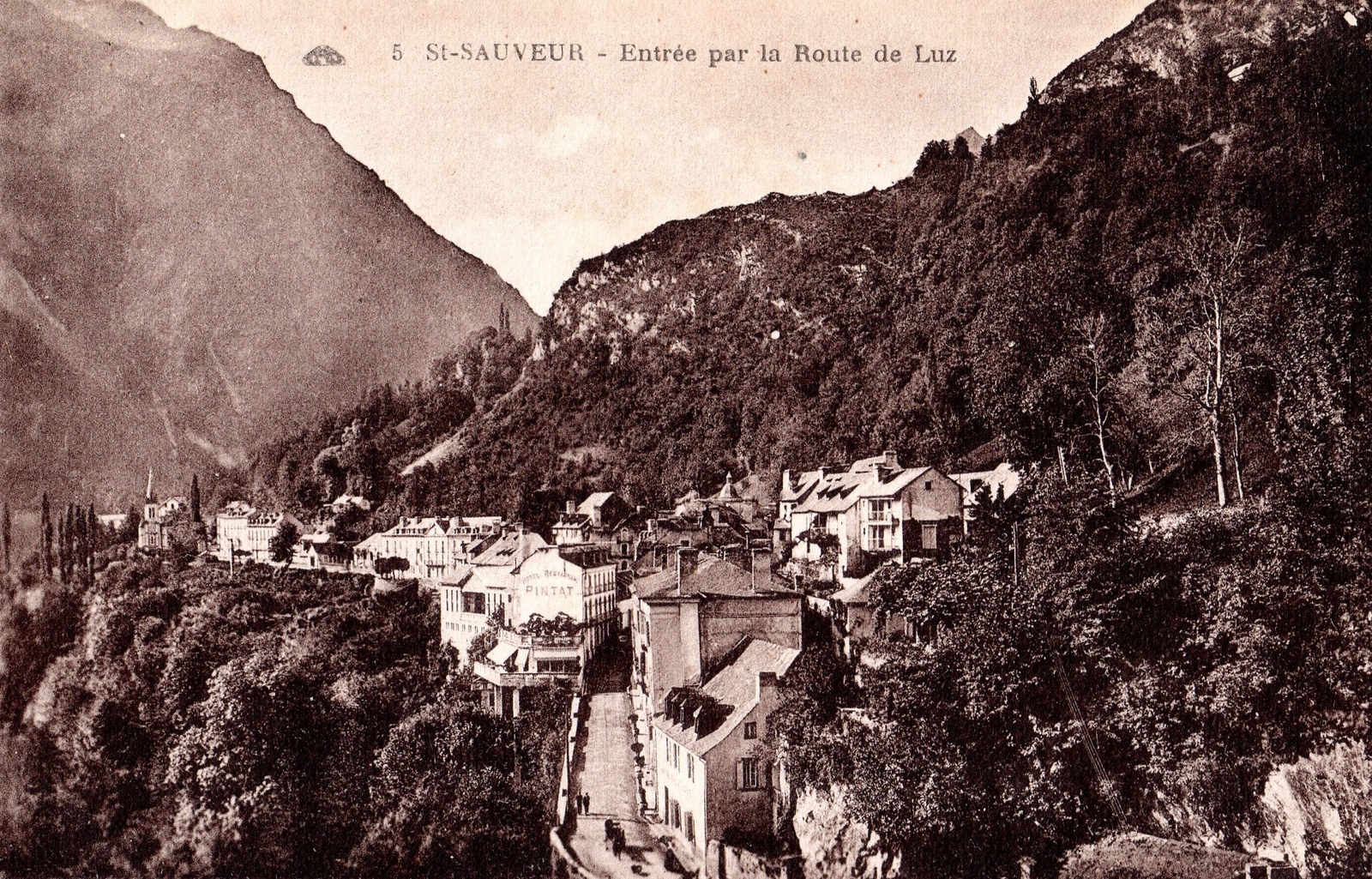 Photos et carte postales anciennes de LuzSaintSauveur Mairie de LuzSaintSauveur et son village