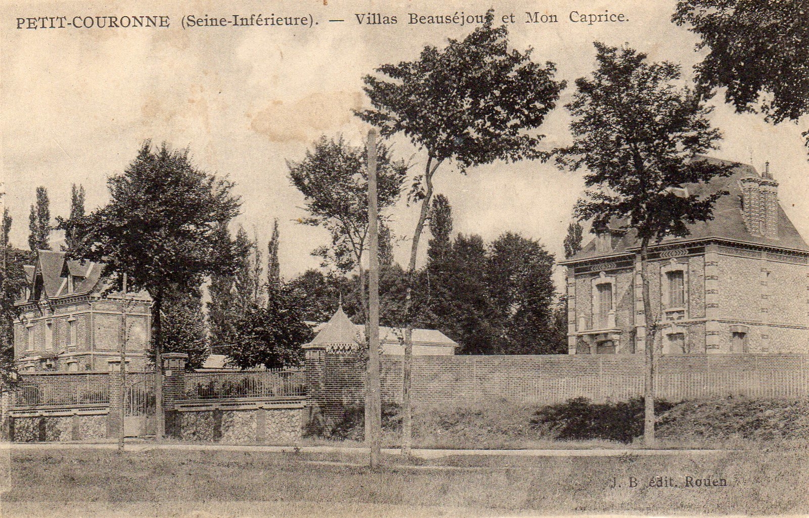 Photos et carte postales anciennes de PetitCouronne Mairie de Petit