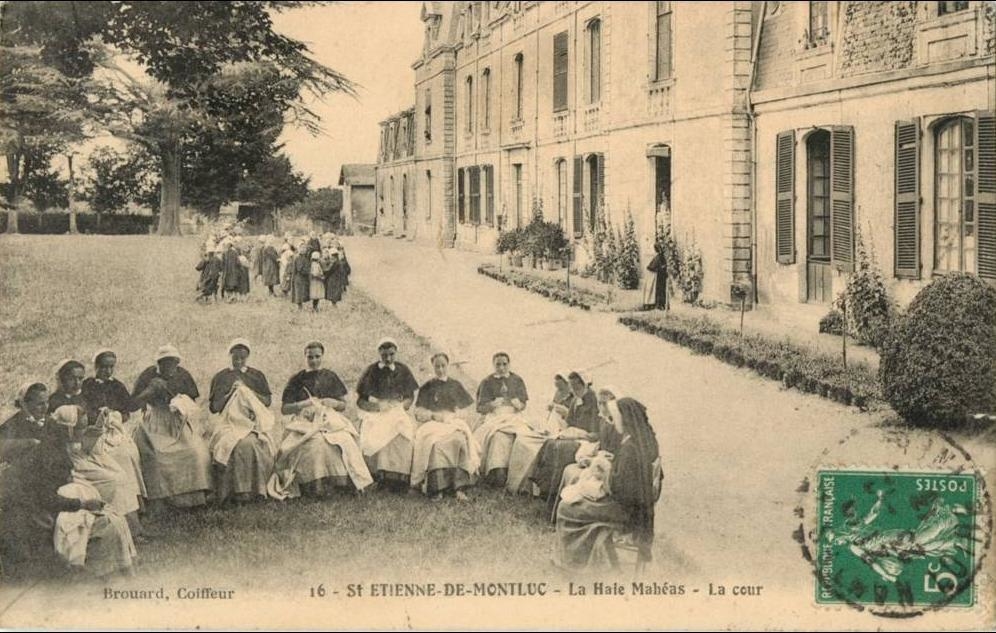 Photos et carte postales anciennes de SaintÉtiennedeMontluc Mairie