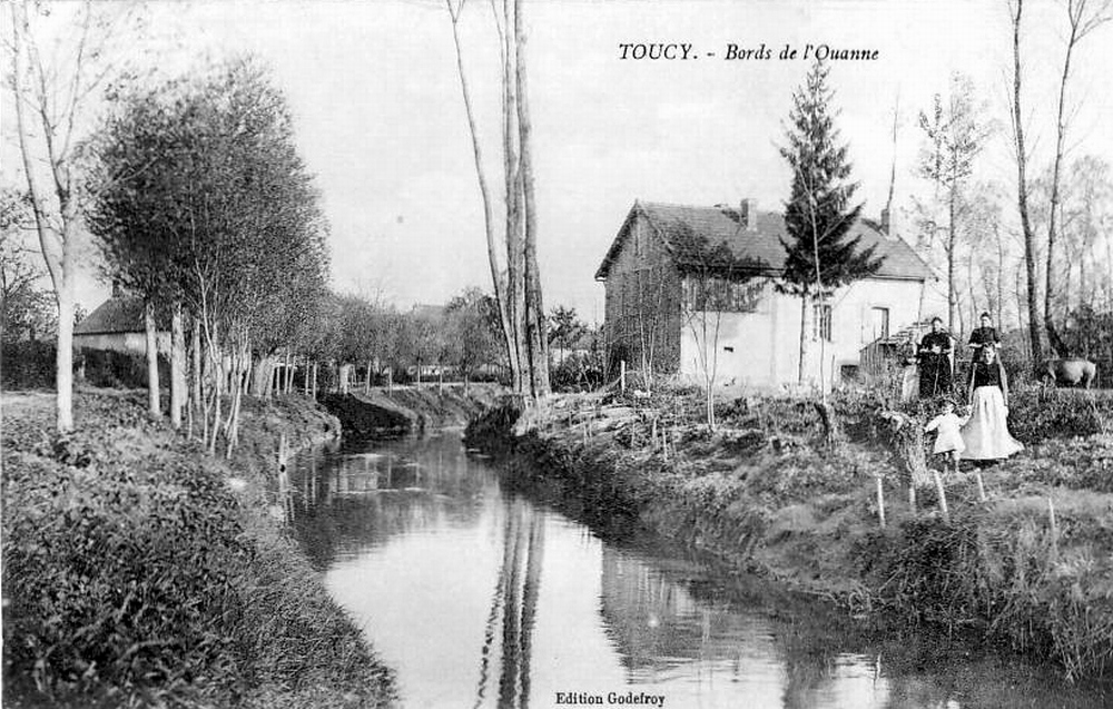 Photos et carte postales anciennes de Toucy Mairie de Toucy et sa ville