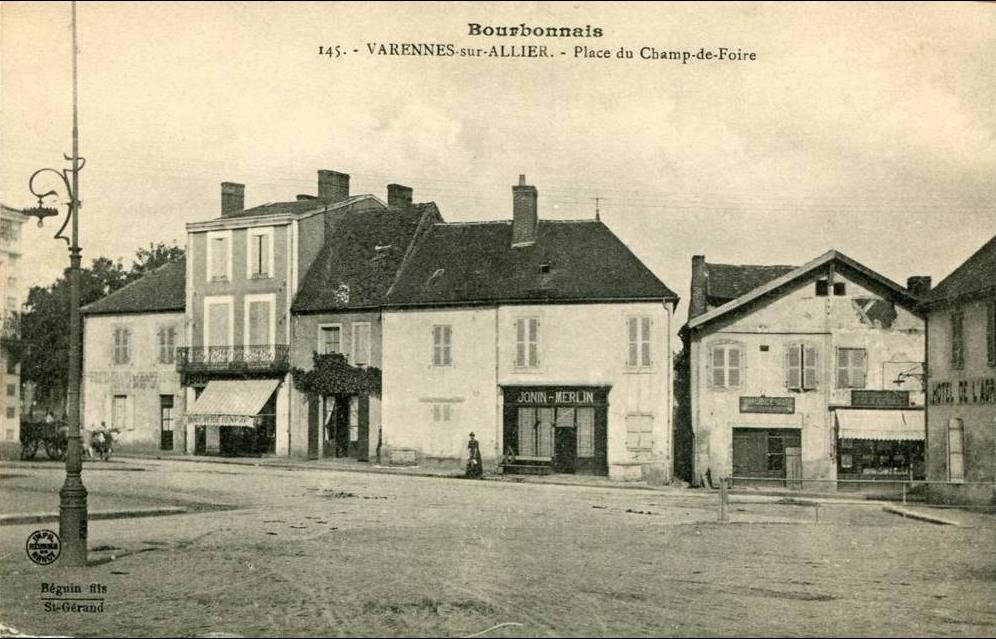 Photos et carte postales anciennes de VarennessurAllier Mairie de