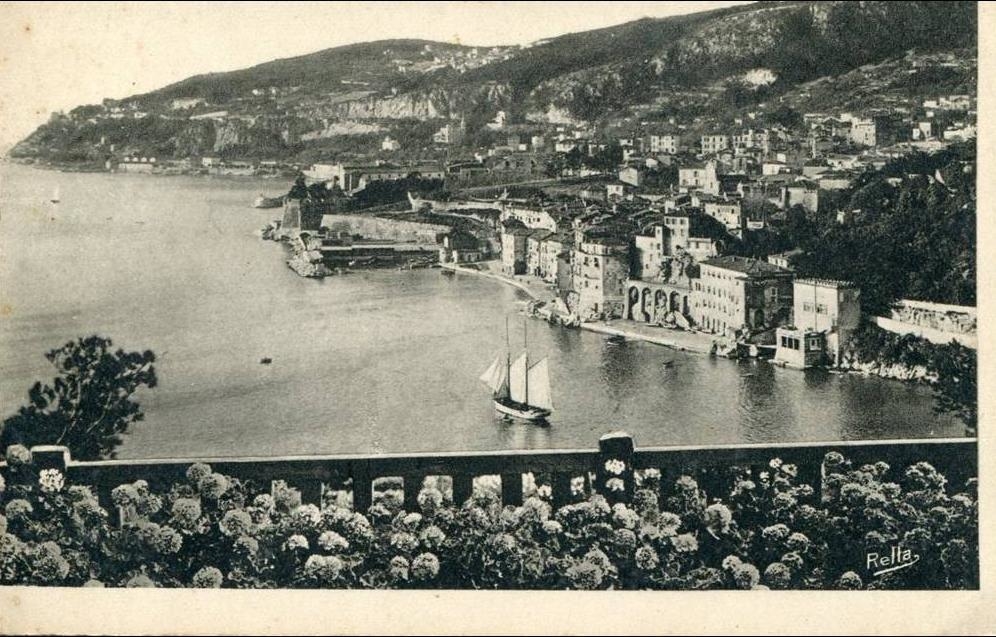 Photos et carte postales anciennes de VillefranchesurMer Mairie de VillefranchesurMer et