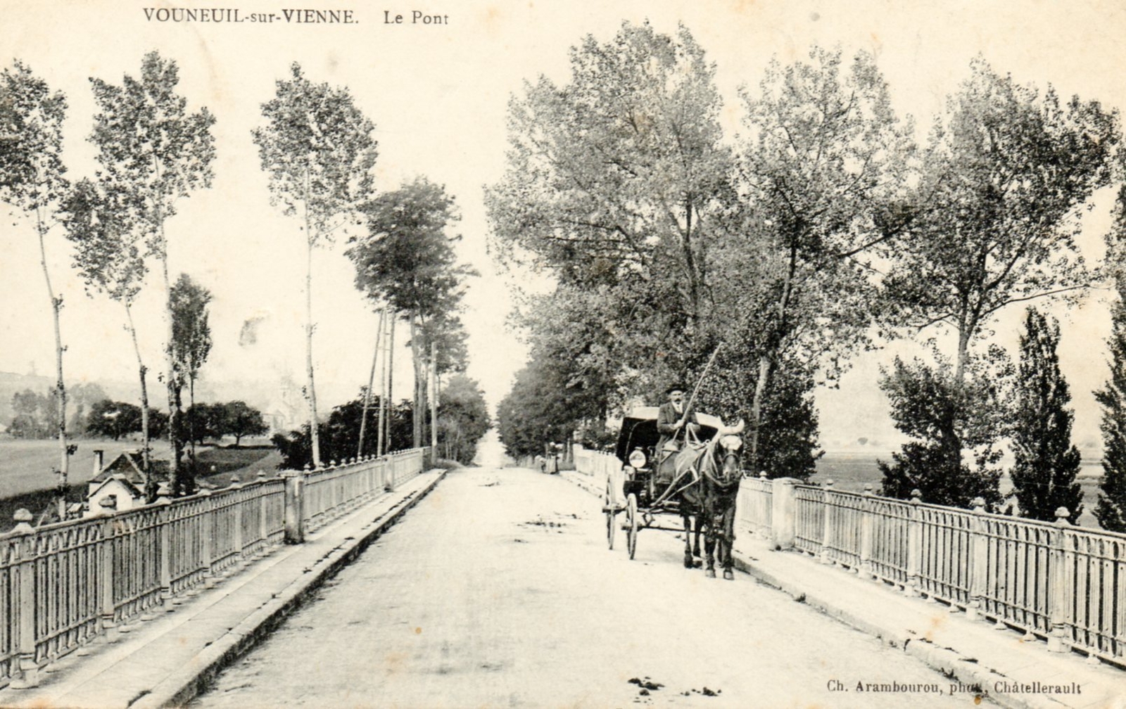 Photos et carte postales anciennes de VouneuilsurVienne Mairie de